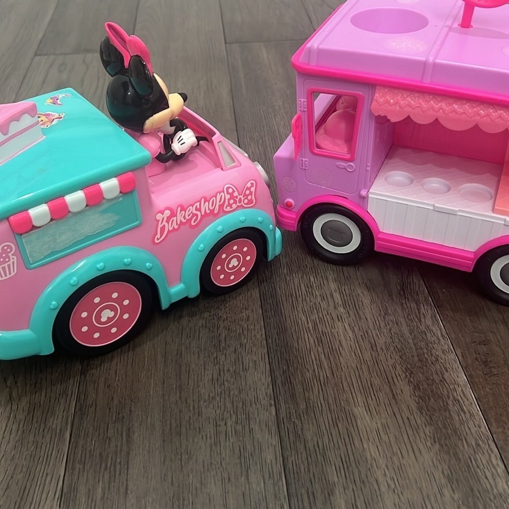 Minnie mouse bake shop truck and ice cream truck of other brand - Picture 6 of 9